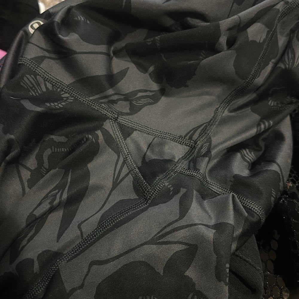 LuluLemon black on black flower crops - Picture 5 of 5
